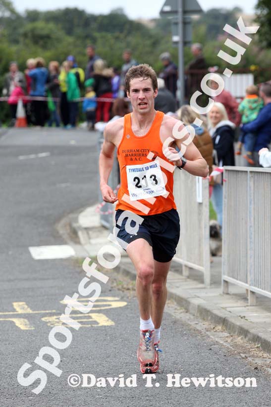 Dan Jenkin (Durham City) finishing 4th in the Tynedale Jelly 10 Road Race. Photo: David T. Hewitson/Sports for All Pics